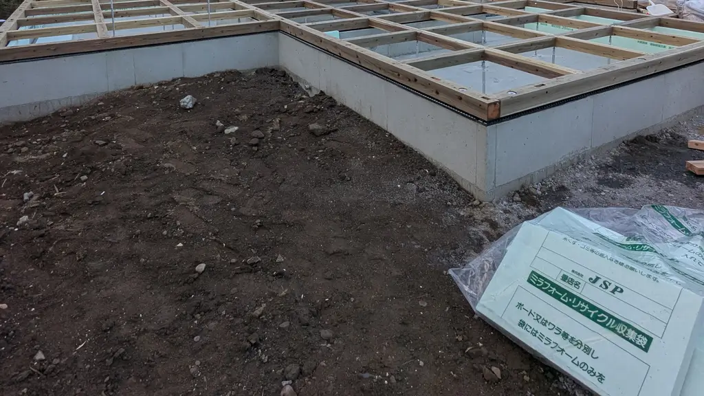 新築建設中。防草シートを敷く前の風景